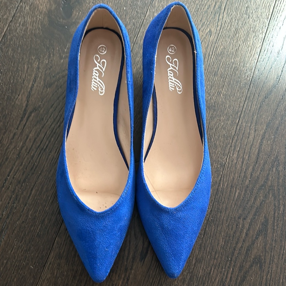 Cute kitten heels in blue.
Worn 2x